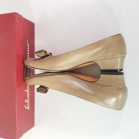 SALVATORE FERRAGAMO LILLAZ BEIGE PUMP SHOES 8 AA - Picture 9 of 10
